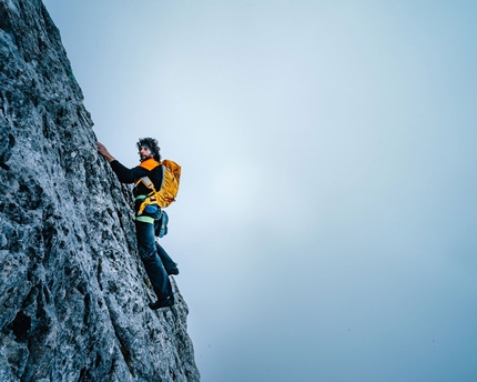 Peter Moser, Pale di San Martino, Dolomiti - Peter Moser in azione il 10/08/2021 nelle Pale di San Martino, Dolomiti. L’alpinista e guida alpina ha salito in giornata sei delle principali cime del gruppo seguendo le vie aperte dai primi alpinisti dell’800: Cimon della Pala, Pala di San Martino, Cima Canali, Sass Maor, Sass d’Ortiga e Piz de Sagron. 6200m di dislivello+,  8 km in bici, in meno di 24 ore