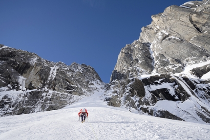 Golgotha parete est nelle Revelation Mountains, Alaska, per Clint Helander e Andres Marin