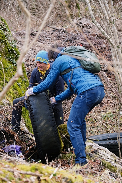 Climb & Clean 2022, Matteo Della Bordella, Massimo Faletti - Climb and Clean 2022: Matteo Della Bordella durante la pulizia della falesia Valganna, in provincia di Varese