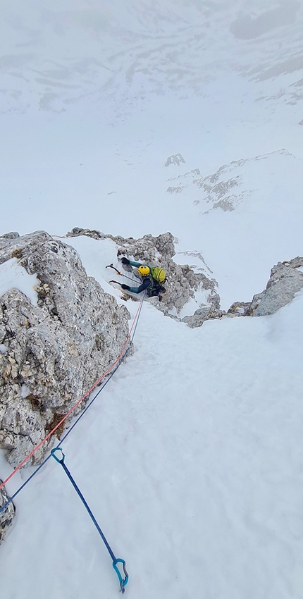 Panta Rei, Cima Vall’Organo, Monte Terminillo, Appennino, Pino Calandrella, Emiliano Palla - Emiliano Palla sale sul primo tiro di Panta Rei su Cima Vall’Organo (Terminillo, Appennino) il 06/02/2022