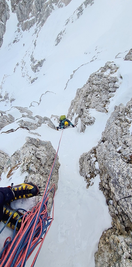 Panta Rei, Cima Vall’Organo, Monte Terminillo, Appennino, Pino Calandrella, Emiliano Palla - Emiliano Palla sale sul secondo tiro di Panta Rei su Cima Vall’Organo (Terminillo, Appennino) il 06/02/2022