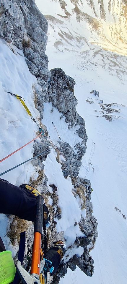 Panta Rei, Cima Vall’Organo, Monte Terminillo, Appennino, Pino Calandrella, Emiliano Palla - Pino Calandrella sul primo tiro di Panta Rei su Cima Vall’Organo (Terminillo, Appennino) il 06/02/2022