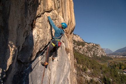 Luigi Degasperi alla parete est del Colodri, Arco. Di Francesco Salvaterra