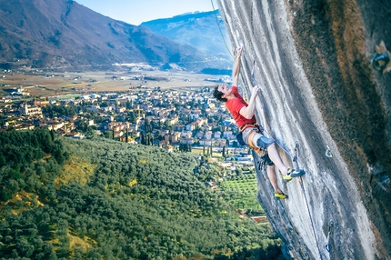 Watch Adam Ondra freeing Bomba 9b at Arco, Italy