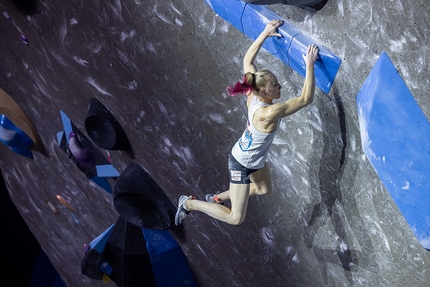 Janja Garnbret, Tomoa Narasaki dominate Meiringen 2022 Boulder World Cup debut