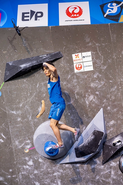 Tomoa Narasaki, Boulder World Cup 2022, Meiringen - Tomoa Narasaki competing in the final of the Meiringen stage of the Boulder World Cup 2022