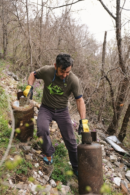 Climb & Clean 2022, Matteo Della Bordella, Massimo Faletti - Massimo Faletti impegnato nella pulizia della falesia Pietrasecca (L’Aquila) durante Climb & Clean 2022