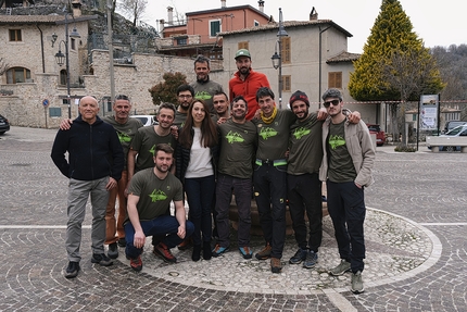 Climb & Clean 2022, Matteo Della Bordella, Massimo Faletti - Il gruppo di volontari che insieme a Matteo Della Bordella e Massimo Faletti ha aiutato a pulire la falesia Pietrasecca (L’Aquila)