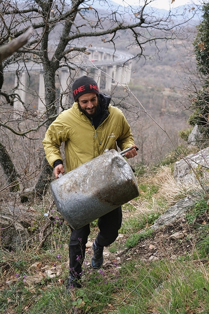 Climb & Clean 2022, Matteo Della Bordella, Massimo Faletti - Andrea Puca impegnato nella pulizia della falesia Pietrasecca (L’Aquila) durante Climb & Clean 2022