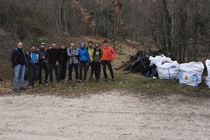 Climb & Clean 2022, Matteo Della Bordella, Massimo Faletti - Il gruppo di volontari che insieme a Matteo Della Bordella e Massimo Faletti ha aiutato a pulire la falesia Pietrasecca (L’Aquila) durante l'iniziativa Climb & Clean 2022