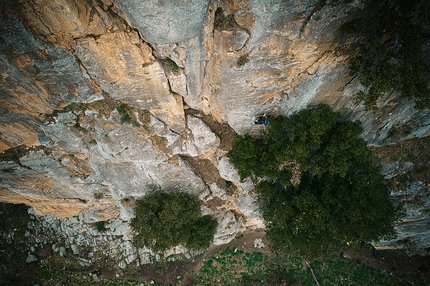 Climb & Clean 2022, Matteo Della Bordella, Massimo Faletti - Matteo Della Bordella in arrampicata a Pietrasecca (L’Aquila) durante la seconda tappa di Climb and Clean 2022