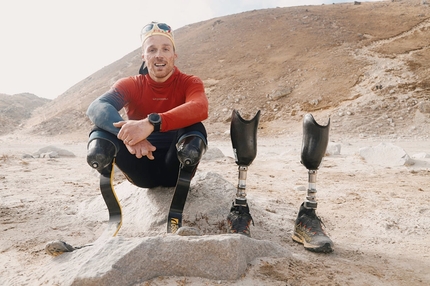 Andrea Lanfri Everest - Andrea Lanfri con le sue protesi a Gorakshep