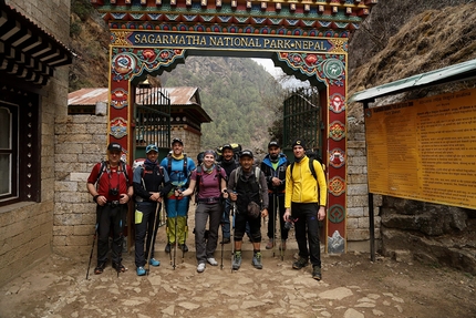 Andrea Lanfri Everest - L'entrata nel Sagarmatha National Park in Nepal. Da sinistra a destra: Roberto Lanfri, Luca Montanari, Andrea Lanfri, Ilaria Cariello, Ramesh Ghising, Bibek Pandey, Andrea Casati, Giacomo Biancalani