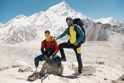 Andrea Lanfri Everest - Andrea Lanfri e Luca Montanari prima di raggiungere Gorakshep, l'ultimo tratto del trekking al Campo Base dell'Everest. Alle loro spalle il Nuptse