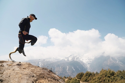 Andrea Lanfri Everest - Andrea Lanfri con le sue lame da corsa a Gorakshep, quota 5190m, ultimo villaggio prima del Campo Base dell'Everest
