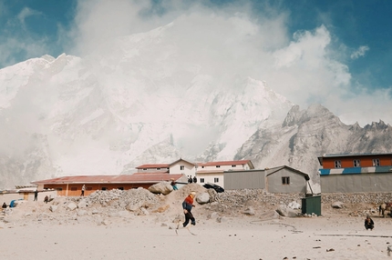Andrea Lanfri Everest - Andrea Lanfri presso il villaggio di Gorakshep vicino all'Everest, dove ha stabilito un Guinness World Record