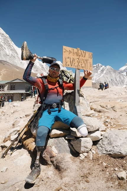Andrea Lanfri Everest - Andrea Lanfri appena arrivato a Gorakshep. Lungo tutto il paese si trovano questi cartelli con le indicazioni per Everest Base Camp