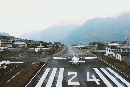 Andrea Lanfri Everest - La pista da atterraggio a Lukla