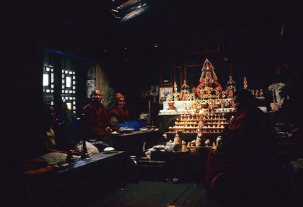 Jan Reynolds, The Crystal Ceiling - Una puja funeraria Sherpa, durante la spedizione dell'Everest Grand Circle.