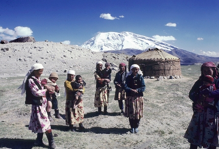 Jan Reynolds, The Crystal Ceiling - Le donne Kirkizi ei loro bambini vicino una delle loro yurte tradizionali poste alla base del Muztagata.