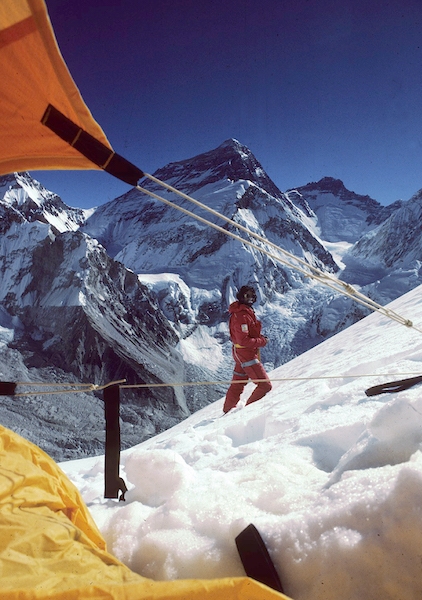 Jan Reynolds, The Crystal Ceiling - Ned Gillette al campo alto del Pumori con l'Everest sullo sfondo