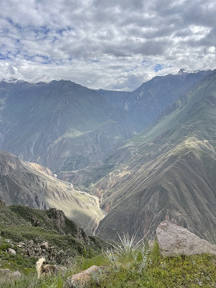 Cañón del Colca , Perù, Nicolò Guarrera - Vista dal mirador, con l’arrivo del primo giorno, il pueblo di Llahuar, Canyon del Colca in Perù