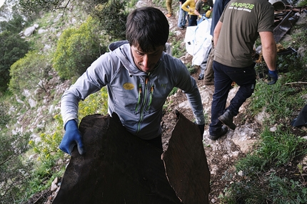 Climb and Clean 2022, Matteo Della Bordella, Massimo Faletti - Climb & Clean 2022: Matteo Della Bordella durante la pulizia della falesia Trentinara (Campania)