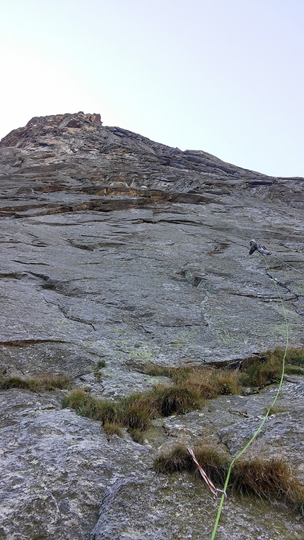 Pizzo Cavregasco, Val Bodengo, Dermatologica, Luigi Berio, Paolo Serralunga - Sul terzo tiro di 'Dermatologica' al Pizzo Cavregasco in Val Bodengo (Luigi Berio, Paolo Serralunga)