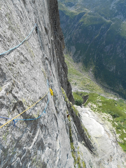 Pizzo Cavregasco, Val Bodengo, Dermatologica, Luigi Berio, Paolo Serralunga - Sul terzo tiro di 'Dermatologica' al Pizzo Cavregasco in Val Bodengo (Luigi Berio, Paolo Serralunga)