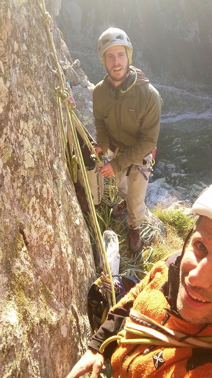 Pizzo Cavregasco, Val Bodengo, Dermatologica, Luigi Berio, Paolo Serralunga - La sosta del quinto tiro, nonché luogo del bivacco su 'Dermatologica' al Pizzo Cavregasco in Val Bodengo (Luigi Berio, Paolo Serralunga)