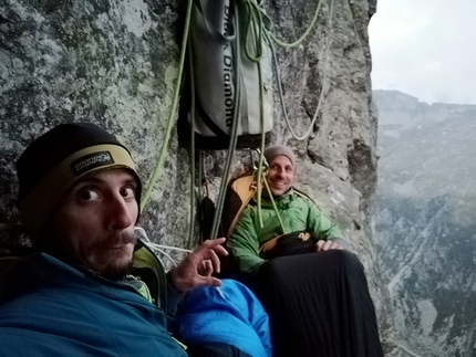 Pizzo Cavregasco, Val Bodengo, Dermatologica, Luigi Berio, Paolo Serralunga - Bivacco su 'Dermatologica' al Pizzo Cavregasco in Val Bodengo (Luigi Berio, Paolo Serralunga)