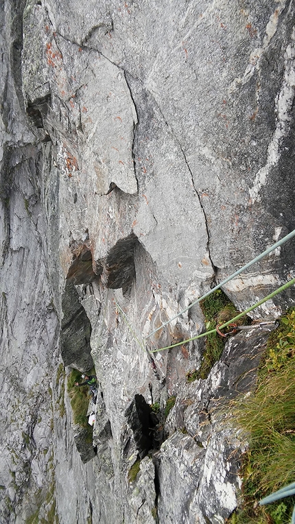 Pizzo Cavregasco, Val Bodengo, Dermatologica, Luigi Berio, Paolo Serralunga - Sul sesto tiro di 'Dermatologica' al Pizzo Cavregasco in Val Bodengo (Luigi Berio, Paolo Serralunga). Saluti dal luogo del bivacco.