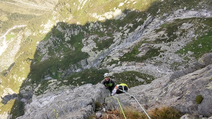 Pizzo Cavregasco, Val Bodengo, Dermatologica, Luigi Berio, Paolo Serralunga - Sul settimo tiro di 'Dermatologica' al Pizzo Cavregasco in Val Bodengo (Luigi Berio, Paolo Serralunga).L'uscita dagli strapiombi del pilastro