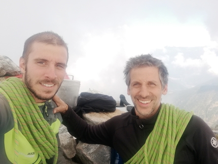 Pizzo Cavregasco, Val Bodengo, Dermatologica, Luigi Berio, Paolo Serralunga - Luigi Berio e Paolo Serralunga in cima al Pizzo Cavregasco in Val Bodengo, dopo aver salito la via 'Dermatologica'