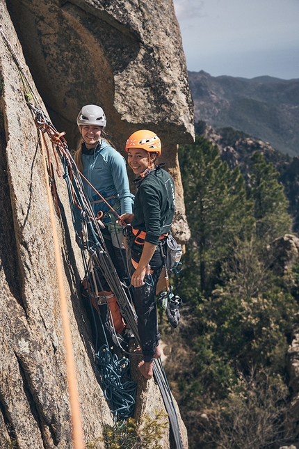 Delicatessen, Bavella, Corsica, Romy Fuchs, Lara Neumeier - Lara Neumeier & Romy Fuchs ripetono Delicatessen (120m, 8b) Bavella, Corsica, aprile 2022