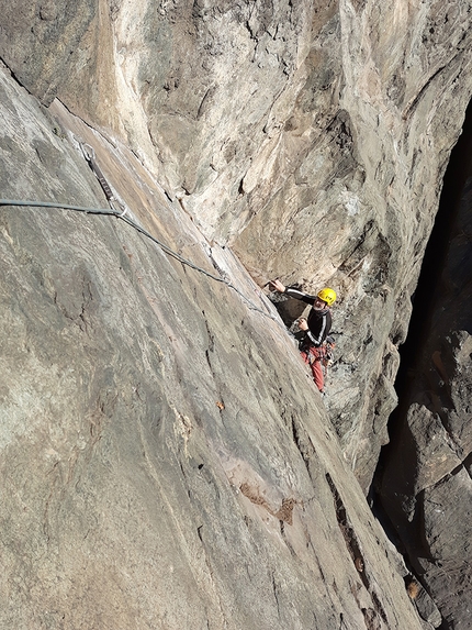 Rochers de Saint-Germain, Valle d'Aosta, Mario Ogliengo, Rocco Perrone - Climbing the second pitch of Rata vuloira at Rochers de Saint-Germain, Valle d'Aosta