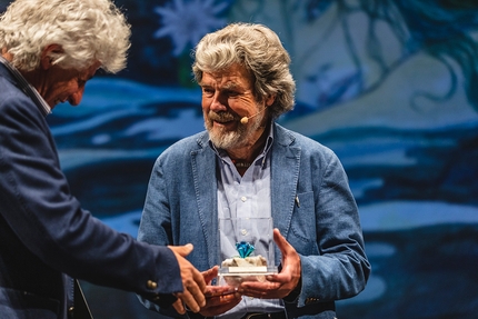 Reinhold Messner, Trento Film Festival - il Presidente del Festival Mauro Leveghi consegna all’alpinista sudtirolese Reinhold Messner una targa e una pergamena con le motivazioni che hanno spinto l’Assemblea dei Soci del Trento Film Festival a nominarlo Socio Onorario