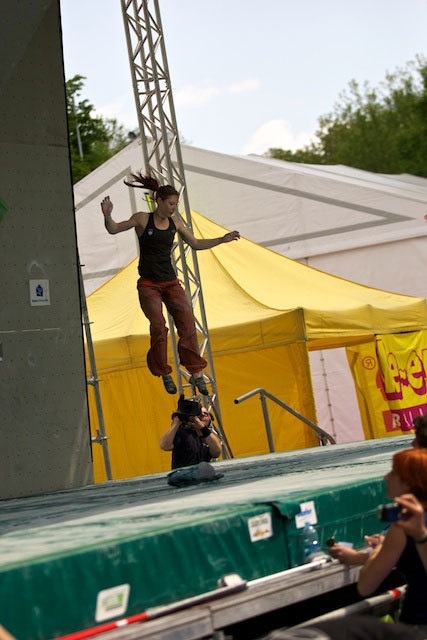 Milan Climbing 2011, la Coppa del mondo di arrampicata a Milano - fall from the block