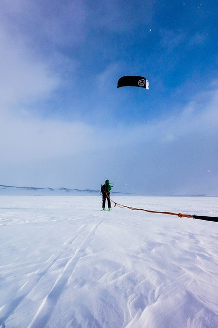 Traversata Invernale dell'Islanda, Pietro Mercuriali, Marco Meda - 'Spinti dal vento si avanza in uno scenario bellissimo, irreale, surfando verso una cima lontana che ci fa da riferimento, con la calotta a destra, dossi spazzati dal vento a sinistra, fiumi ghiacciati invisibili sotto e il sole che fa capolino.' La Traversata Invernale dell'Islanda (Pietro Mercuriali, Marco Meda 25/02/-03/03/2022)