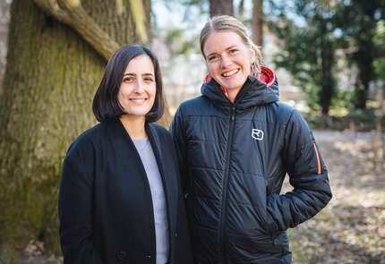 Deniz Scheerer, Lena Müller - Deniz Scheerer and Lena Müller, authors of the climbing guidebook 'Klimafreundlich Klettern. Ein Guidebook zur Anreise mit Bus, Bahn und Rad für Tirol'