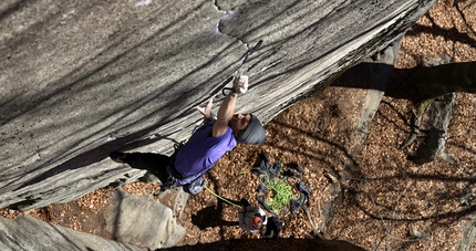 Jacopo Larcher esplora nuove linee d'arrampicata trad a Cadarese