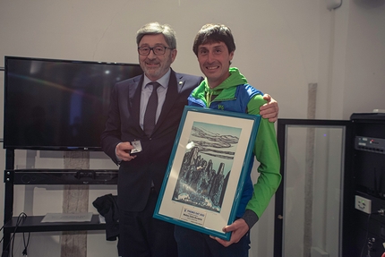 Matteo Della Bordella - Vincenzo Torti, Presidente generale del Club Alpino Italiano, e Matteo Della Bordella, vincitore del Premio SAT 2022 per la sezione alpinismo