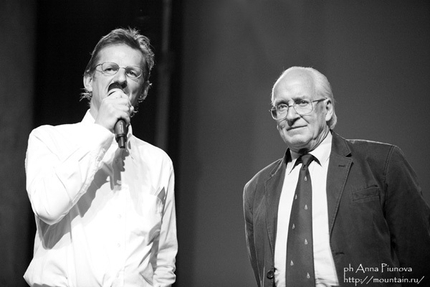Piolet d'Or 2011 - Il presidente del gruppo GHM Christian Trommsdorff con Doug Scott