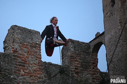 Finale for Nepal - Il climber e danzatore verticale francese Antoine Le Menestrel