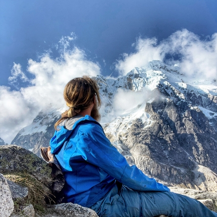 Salkantay, Perù - Nicolò Guarrera osserva il ghiacciaio Salkantay Perù, visto dal passo, durante il primo girono del trekking