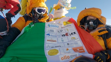 Andrea Lanfri - Luca Montanari e Andrea Lanfri in cima all'Everest il 13 maggio 2022