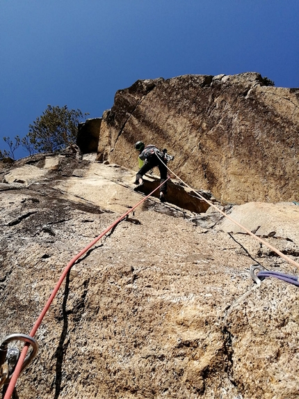 Val Rendena, Parco Naturale Adamello Brenta, Marco Maganzini - La Cuspide Scarlatta (Val Rendena) - apertura dell'ultima lunghezza, Marco Maganzini in azione