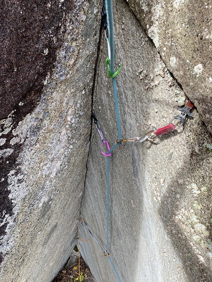 Val Rendena, Parco Naturale Adamello Brenta, Marco Maganzini - Psycho Eremita (Val Rendena) - autosicura in apertura sul secondo tiro