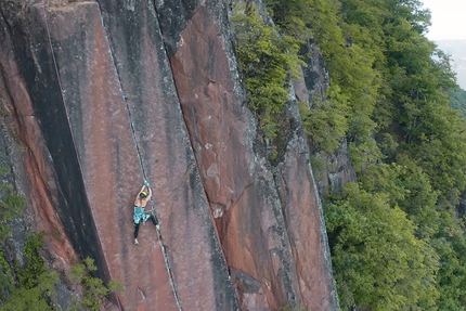 Lena Müller, sustainable climbing - Lena Müller attempting the trad crack Skinwalker