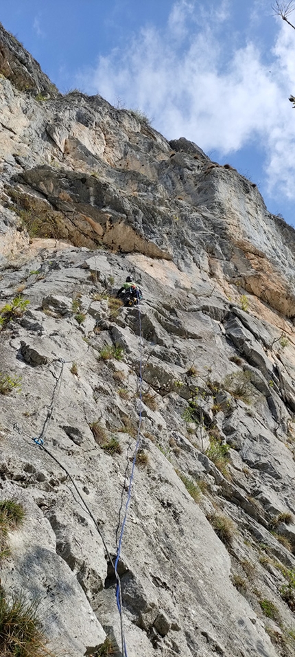 Verde Smeraldo, Pilastro di Nembia, Marco Bozzetta, Costante Carpella - Verde Smeraldo al Pilastro di Nembia nelle Dolomiti di Brenta di Marco Bozzetta e Costante Carpella